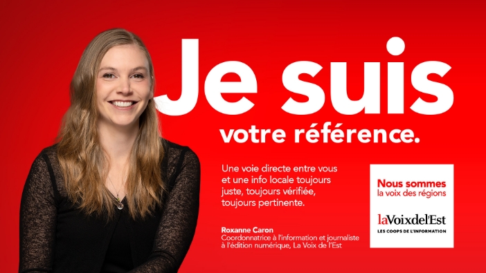 Coordonnatrice à l'information qui regarde directement la caméra, visage souriant, sur fond rouge - Média La Voix de l'Est 