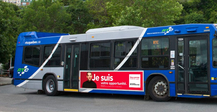 Affiche de la campagne des Coops de l'information sur le côté d'un autobus de la RTC