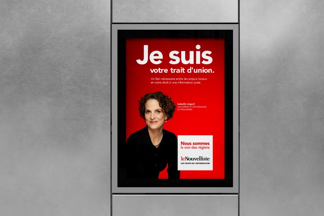 Journaliste qui regarde directement la caméra, visage souriant, sur fond rouge et affirmant être le lien entre elle et ses lecteurs - Média Le Nouvelliste - style affiche pour le métro