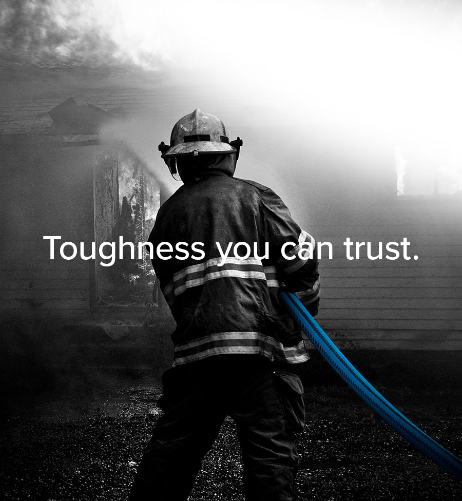 Pompier vu de dos combattant un feu. Le texte Toughness you can trust accompagne cette image